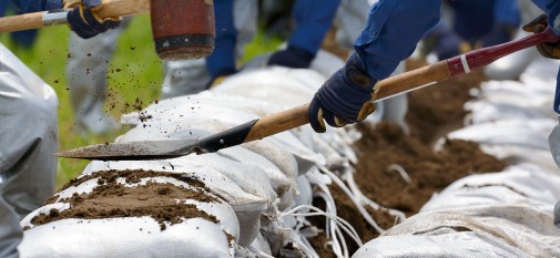土嚢を積むイメージ